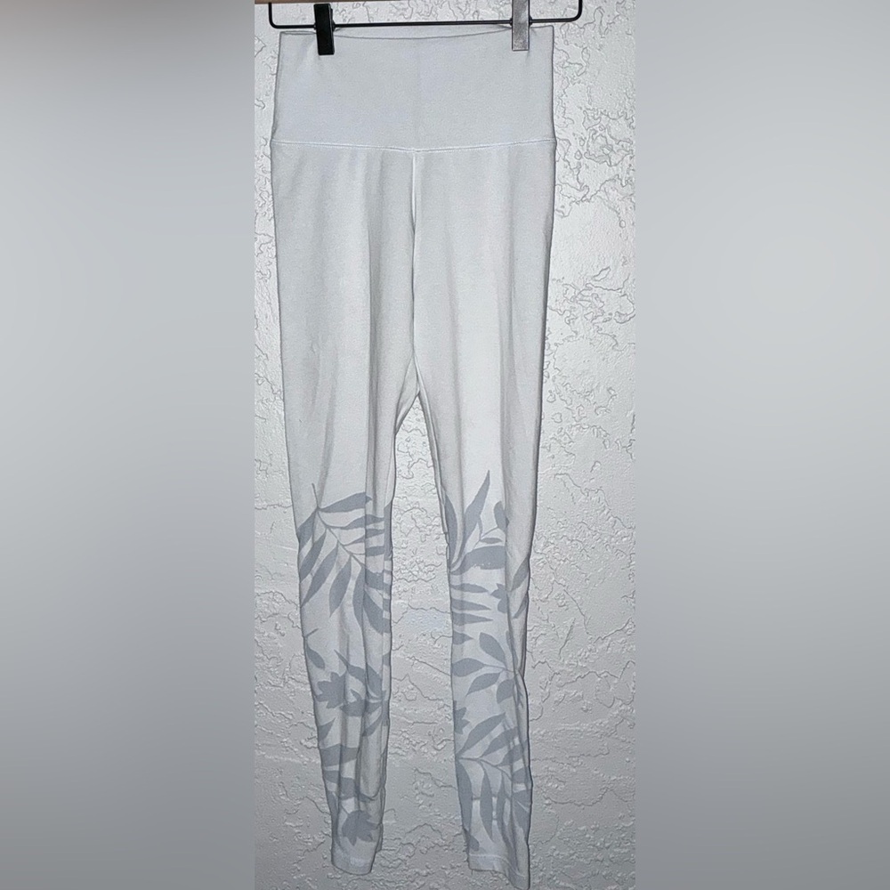 Aerie Chill & Play White & Gray Leaf Pattern Leggings